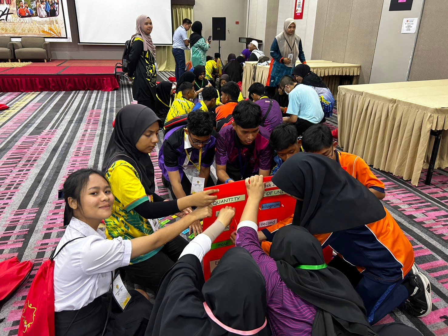 LINE_ALBUM_khay Stem and English Camp n prathes maleseiy_241120_6.jpg
